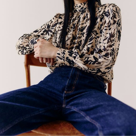 H&M Patterned Blouse Size Medium. - Picture 2 of 10